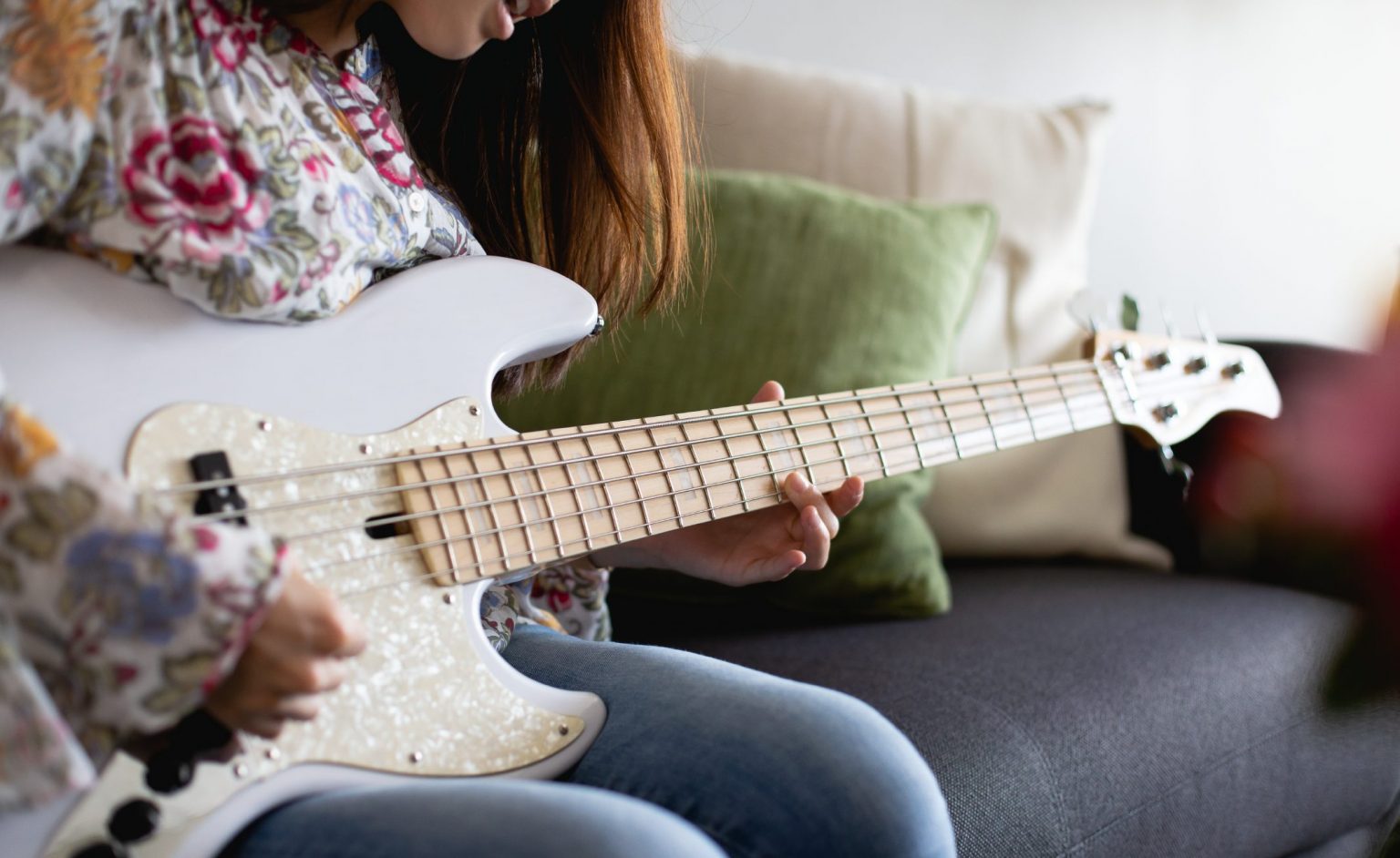 How to play bass guitar Learn bass in 8 steps Yousician