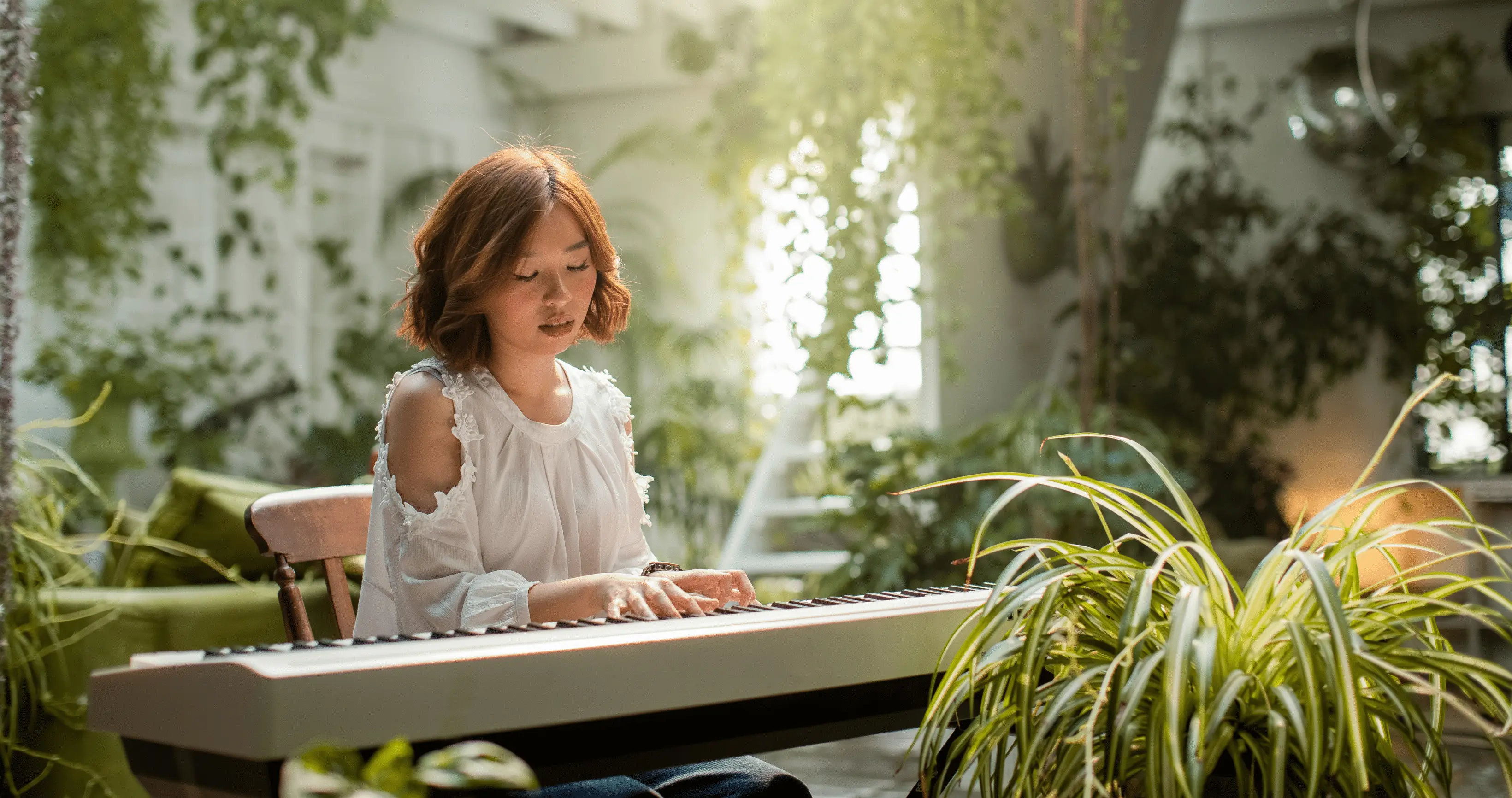 Una persona che suona un pianoforte verticale a casa