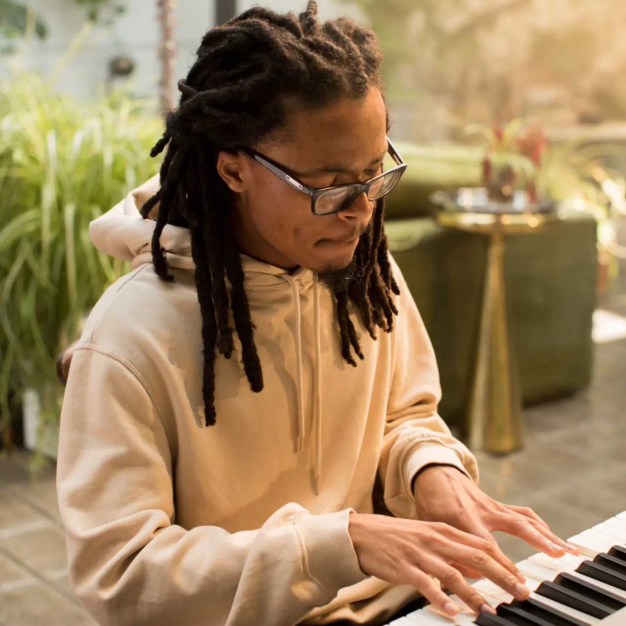 Una persona che impara il piano con l'app Yousician