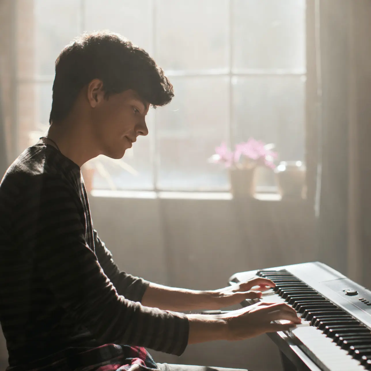 Una persona che suona il piano