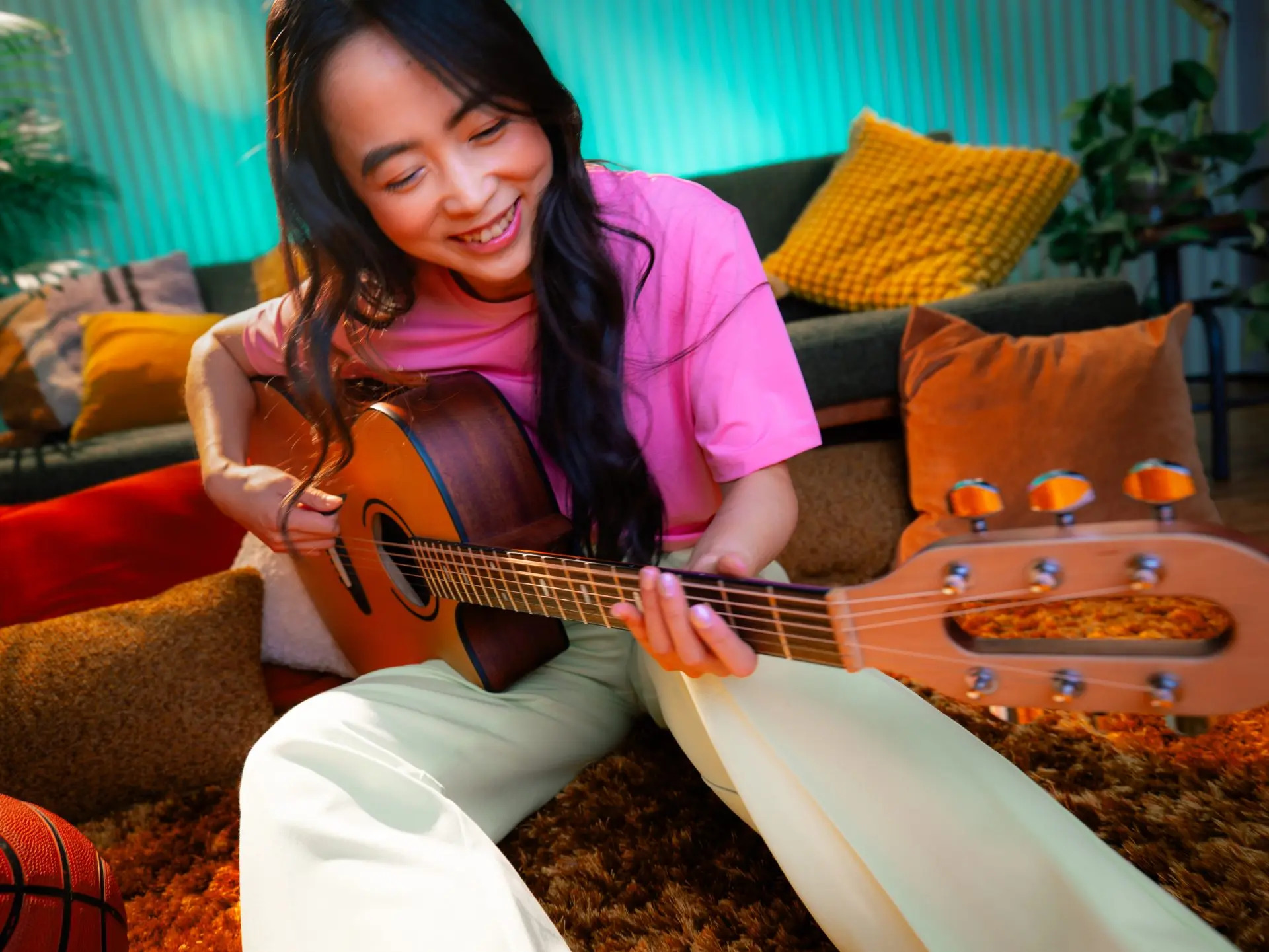 Una donna che suona una chitarra acustica